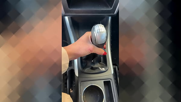 KATALUNA se défonce la chatte avec sa boîte à vitesse et Squirt