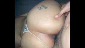 Hermosa morena me pide sexo porque a su esposo no se le písese parar por el que consume