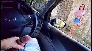 Punheta no carro em publico para gostosa no ponto de ônibus!