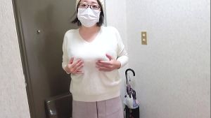 Perverted housewife masturbating in the entrance：The full video is→https://www.xvideos.red/channels/aika-frau
