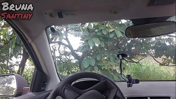 Saímos para comprar pães e acabamos transando dentro do carro em um terreno baldio.