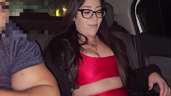 TopCast – Barbara Fartura, Muito gostosa, saindo da praça para dar no carro com um monte de motoboy olhando.