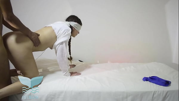 I helped a girl at the gym and I don’t regret it, because she let me fuck her in the bathrooms