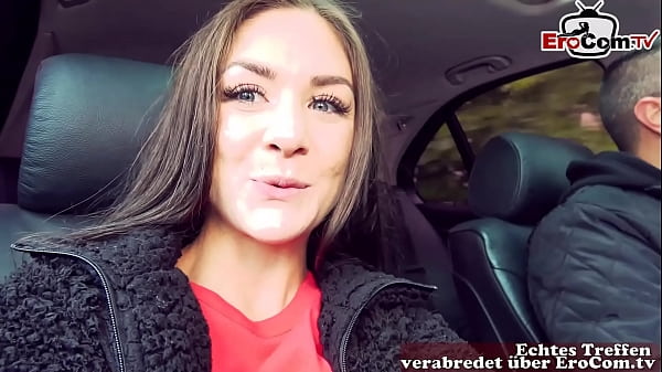 Ficken im Auto mit einer brünetten deutschen Teen bei einem öffentlichen Sextreffen