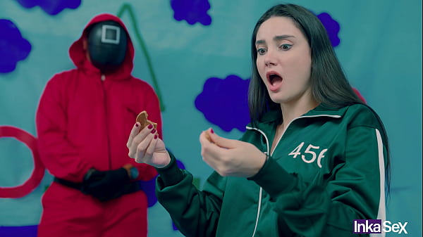 SQUID GAME – Victoria carmargo bsile rompe la galleta en el juego del calamar y es follada por su carnoso y rosado coño.