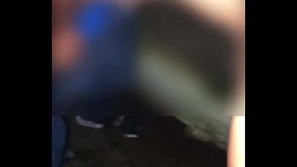 Dogging com novinha – corno leva esposa pro dotado comer no carro gozar na boca dela e depois ela beija o marido[completo Red]