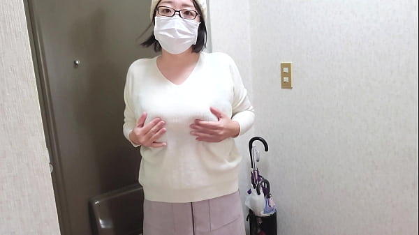 Perverted housewife masturbating in the entrance：The full video is→https://www.xvideos.red/channels/aika-frau