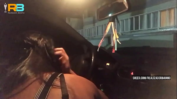 Esposa putinha mamando o Realizador Baiano e liga pro marido corno manso assistir ela chupando negro dotado no carro em via pública