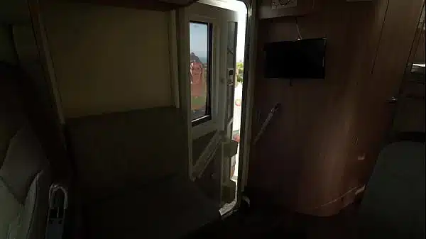 Il se fait pomper en conduisant le camping car