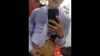 Me hago una paja después de que llegó del trabajo bien caliente