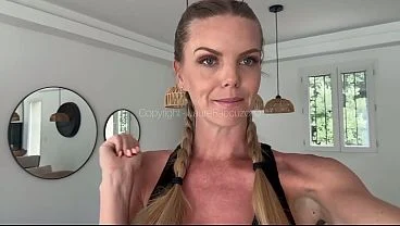 Je piège le technicien et me fais démonter comme une chienne par sa grosse queue !