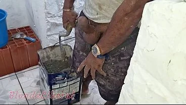 Pedreiro pediu pagamento do serviço em BUCETA E CUZINHO e como não sou boba aceitei, pois já estava molhadinha vendo ele trabalhar de pica dura – Trailer