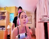 Surprendre Sa Meuf En Train De Jouer Console Baiser