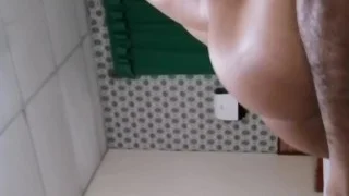 Activo musculoso y nalgon cogiendo a putito tragon
