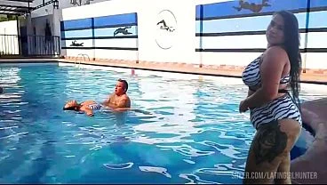 Convencí a una gordita ama de casa a que se dejara follar en la piscina pública, esta zorra tetona me deja meterle la polla en la piscina