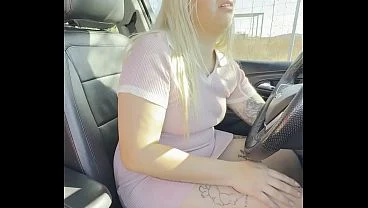 DESCONOCIDO LE AYUDA CON EL CARRO DESCOMPUESTO Y ELLA LO FOLLA EN CARRETERA