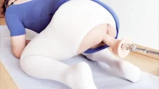 穿着体操服和白色连裤袜的小可爱和机器做爱