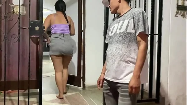 el mete su polla en mi coño cuando mi madre se va mi padrastro me quiere follar  mi coño cuando estoy sola en la casa