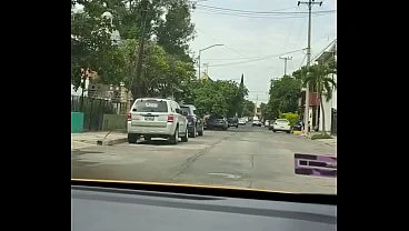 Exhibiendo a mi mujer en el coche y aprovecho para masajear su coño.