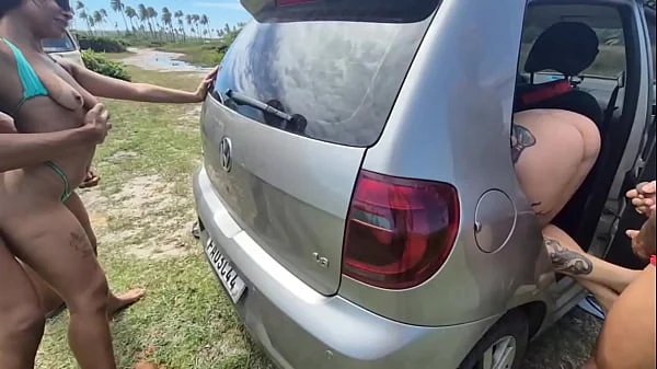 Fui de carro com minhas amigas para um matagal e fizemos uma Putaria gostosa no meio do mato