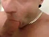 Deutscher Hunk bekommt Bukkake-Ladung im Blowjob-Video