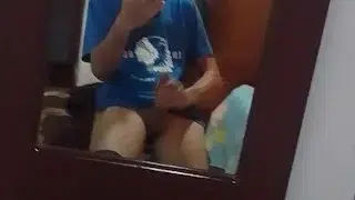 Enseñó mi cuerpo sexy en el espejo