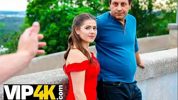 HUNT4K. Après une petite colère, un homme permet à un riche inconnu de baiser