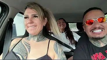 Pegamos uma professora na frente da escola! E levamos ela pra foder dentro do carro
