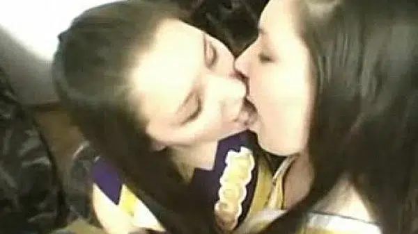 dvojcata-natocila-vlastni-ni-sex