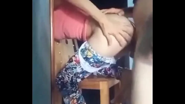 En mi casa hay una empleada de servicio venezolana y me la folle