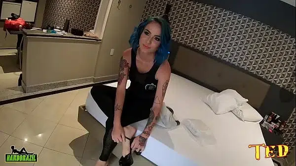 Essa novinha não perde tempo nem nos bastidores