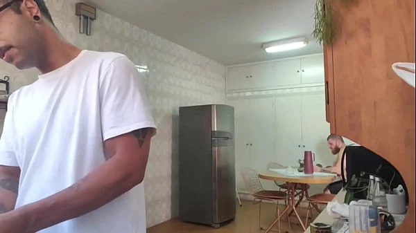 Foder a esposa do corno enquanto ele lava a louça e ele nem percebeu