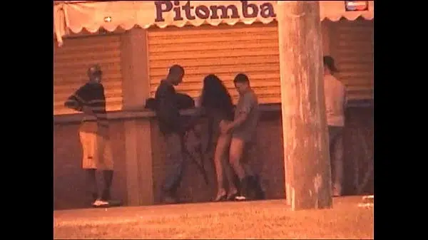 Liberei a buceta para vários rapazes que nem sei quem são, em Pleno quiosque da Praia