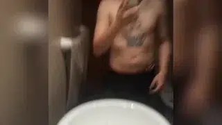 Me masturbo y gimo pensando ti