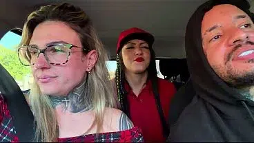 Meu carro fixcou sem gasolina acabei levando a frentista do posto de gasolina pra ser toda fodida por nós do nosso carro! Ela queira sai pelada no meio da rua em publico