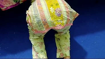 My Stepsister keeps getting Stuck under the bed- Buhat Mush kil se Nikal Liya baji ko