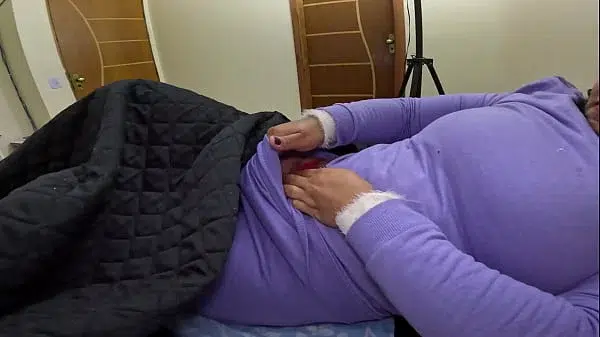 Nem menstruada ela me deixa quieto e vem se lambuzar de porra