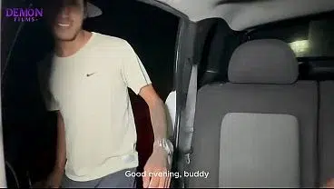 Petite Latina es seducida por su amigo para follar en el auto