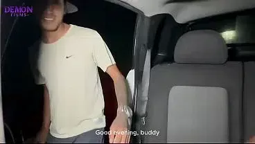 Petite Latina es seducida por su amigo para follar en el auto